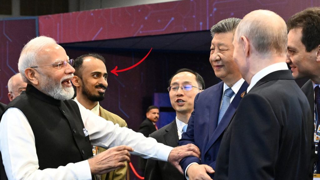 BRICS সম্মেলনের ভাইরাল ছবিতে মোদি-পুতিন-জিনপিংয়ের পাশে থাকা রহস্যময় ব্যক্তিটি কে?