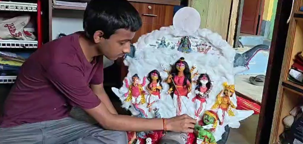১৪ বছরের অরিতের মাটির ‘চাঁদের দুর্গা’ তৈরির নজরকাড়া সাফল্য