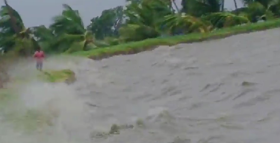 অন্ধ্রপ্রদেশ ও ওড়িশায় ‘অর্ণব’এর তাণ্ডবে ৫ জন মৃত, হাওয়ার বেগ ছিল ঘণ্টায় দেড়শো কিমি পর্যন্ত
