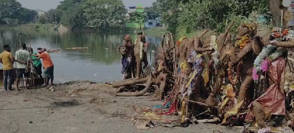 পরিবেশ রক্ষায় উদ্যোগী আসানসোল পুরসভা, প্রতিমা নিরঞ্জনের পরেই জলাশয় থেকে তোলা হল কাঠামো