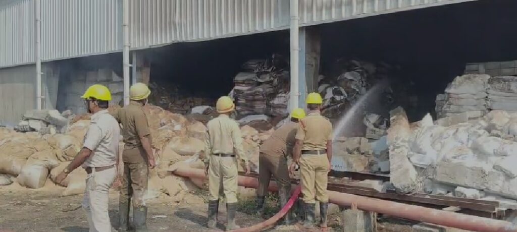 কাঁকসায় বেসরকারি গ্যাস উত্তোলন সংস্থার ওয়্যারহাউসে বিধ্বংসী আগুন