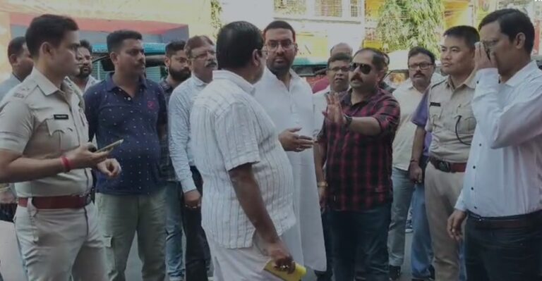 যানজট নিয়ন্ত্রণ এবং ফুটপাত দখলমুক্ত করতে পথে নামল ইংলিশবাজার পুরসভা
