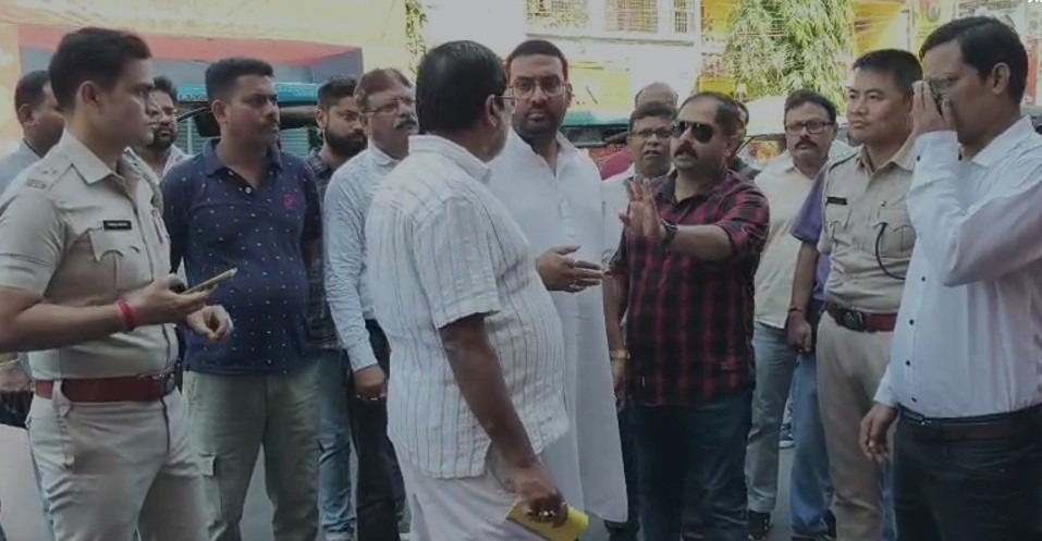 যানজট নিয়ন্ত্রণ এবং ফুটপাত দখলমুক্ত করতে পথে নামল ইংলিশবাজার পুরসভা