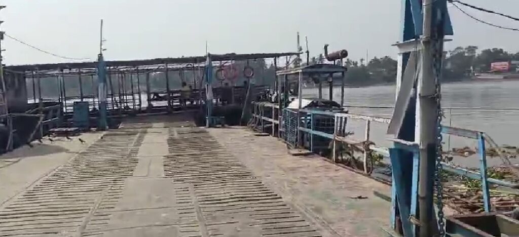 কালনা ফেরিঘাটে প্রতিমা বিসর্জনে নিখোঁজ ব্যক্তি, অনির্দিষ্টকালের জন্য বন্ধ শান্তিপুর-কালনা লঞ্চ চলাচল