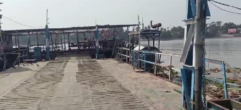 কালনা ফেরিঘাটে প্রতিমা বিসর্জনে নিখোঁজ ব্যক্তি, অনির্দিষ্টকালের জন্য বন্ধ শান্তিপুর-কালনা লঞ্চ চলাচল