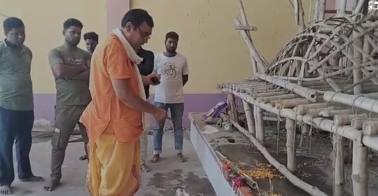 মালদহের আইহোতে ৩৫ ফুট কালীপ্রতিমার কাঠামো পুজো ঘিরে উৎসাহ তুঙ্গে