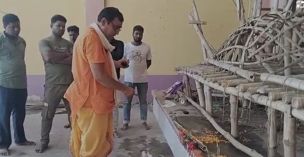 মালদহের আইহোতে ৩৫ ফুট কালীপ্রতিমার কাঠামো পুজো ঘিরে উৎসাহ তুঙ্গে