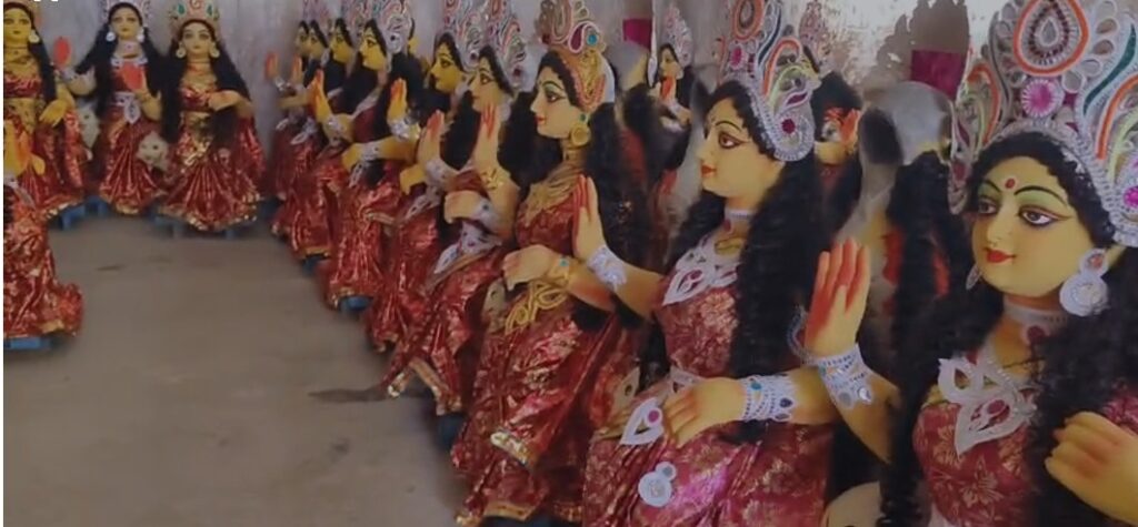 কুমোরটুলিতে কোজাগরী লক্ষ্মীপুজোর ব্যস্ততা তুঙ্গে, শেষ মুহূর্তের প্রস্তুতিতে ব্যস্ত মৃৎশিল্পীরা