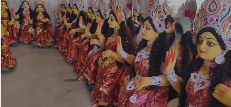 কুমোরটুলিতে কোজাগরী লক্ষ্মীপুজোর ব্যস্ততা তুঙ্গে, শেষ মুহূর্তের প্রস্তুতিতে ব্যস্ত মৃৎশিল্পীরা
