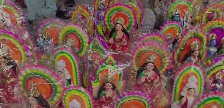ঠাকুর কেনা, নাড়ু বানানো, আলপনা দেওয়া— বাংলার ঘরে ঘরে চলছে লক্ষ্মীপুজোর প্রস্তুতি