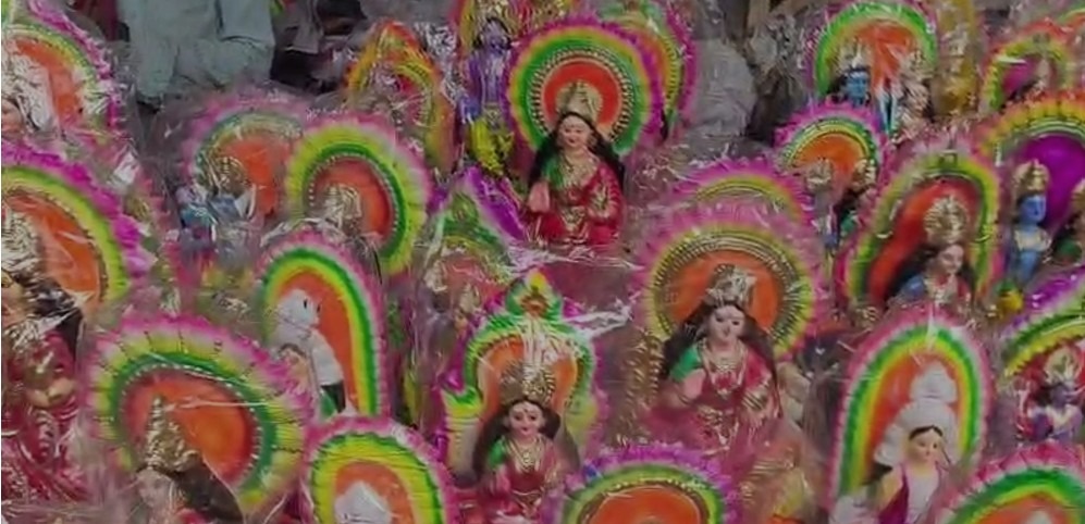 ঠাকুর কেনা, নাড়ু বানানো, আলপনা দেওয়া— বাংলার ঘরে ঘরে চলছে লক্ষ্মীপুজোর প্রস্তুতি