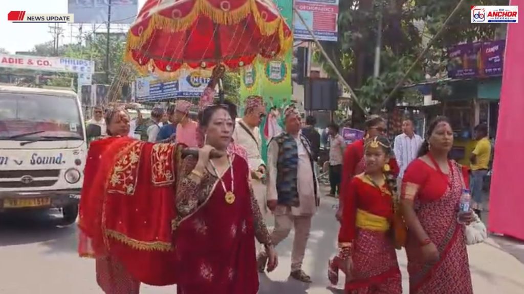 দুর্গাপুজোর আবহে নেপালিদের ফুলপাতিকে কেন্দ্র করে মুখর শিলিগুড়ি