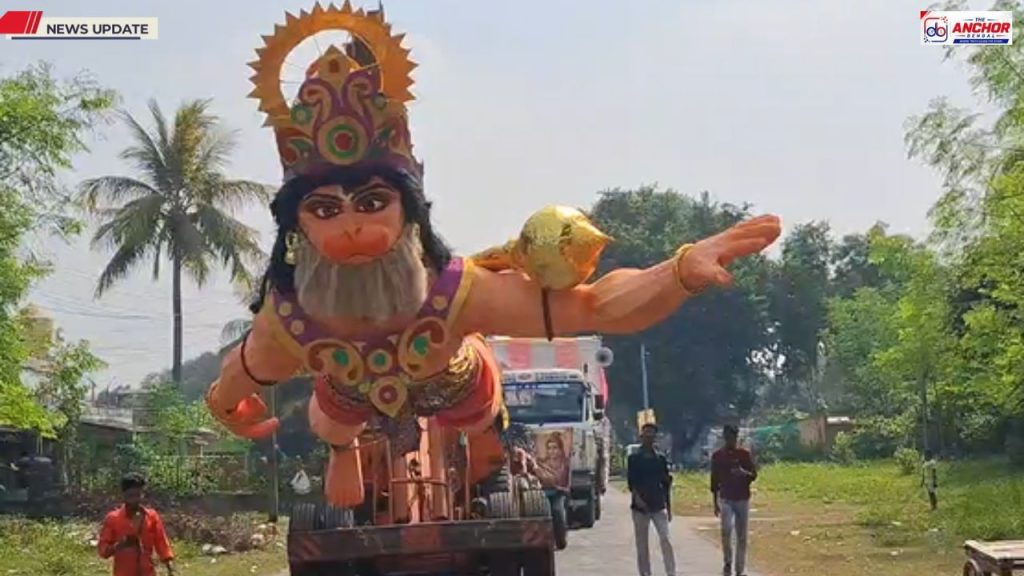 রামলালার জন্মদিনে ক্রেনে চাপিয়ে পরিক্রমা বিশাল হনুমানের মূর্তি