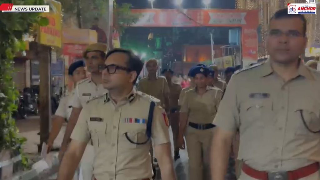 ভিড় নিয়ন্ত্রণে বিশেষ দায়িত্বে ৯ আইপিএস আধিকারিক, নজর কাড়ছে পুলিশের শোলার লাঠি