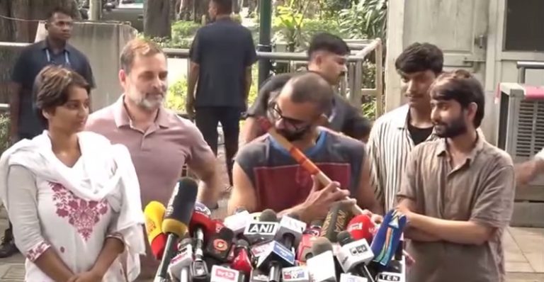 ‘হিংসার জবাব ভালোবাসা’, রাহুলকে সঙ্গে নিয়ে আন্দোলনে প্রহৃত পড়ুয়ারা বললেন সাংবাদিক সম্মেলনে