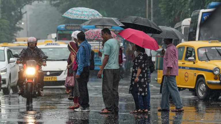 পঞ্চমীর বৃষ্টিতে বিরক্তি, তা সত্ত্বেও কেনাকাটা, ঠাকুর দেখার উৎসাহে ভাটা পড়ল না