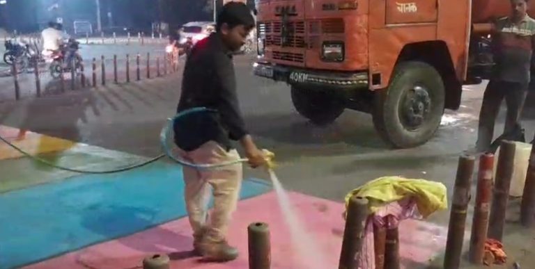 রাস্তায় রামধনু রং নিয়ে বিড়ম্বনা, কলকাতা-আসানসোলে জল ও মেশিন দিয়ে তোলার চেষ্টা