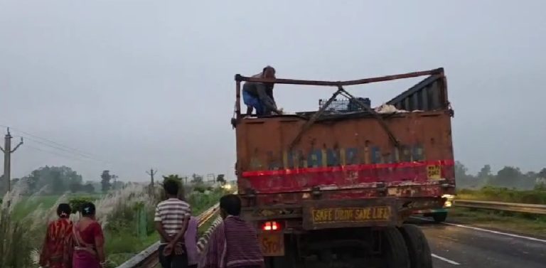 রায়গঞ্জে সাতসকালে ভয়াবহ পথ দুর্ঘটনা, মৃত ৪, গুরুতর আহত ১