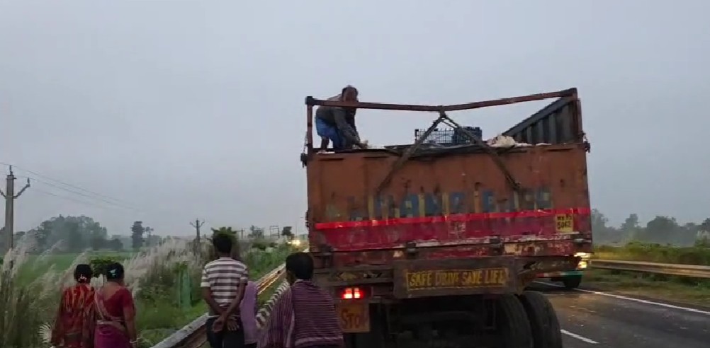 রায়গঞ্জে সাতসকালে ভয়াবহ পথ দুর্ঘটনা, মৃত ৪, গুরুতর আহত ১