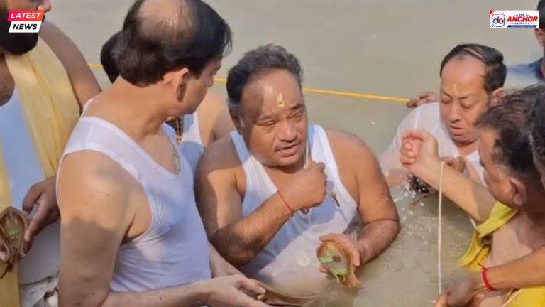 কলকাতার বিভিন্ন গঙ্গার ঘাটে তর্পণে উপচে পড়া ভিড়