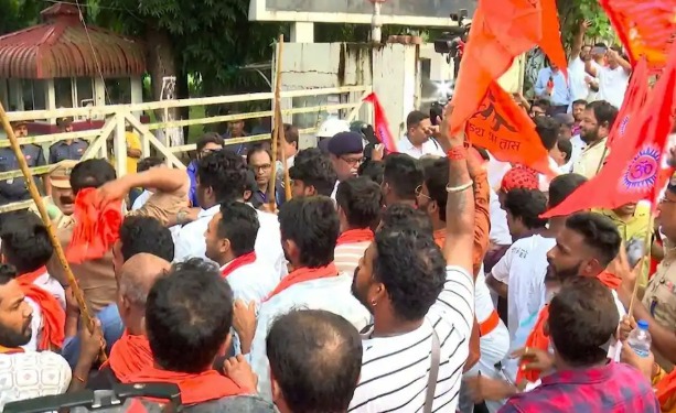 গেট ভেঙে ঢোকার চেষ্টা, ফের উত্তপ্ত এসআরএফটিআই