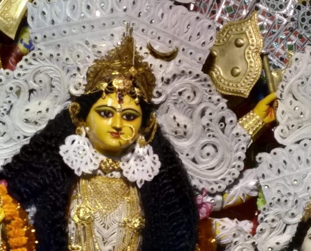 বনেদি বাড়ির পুজো: ষষ্ঠীর সন্ধ্যায় মায়ের মুখে জ্বলে ওঠে প্রশান্তির আলো