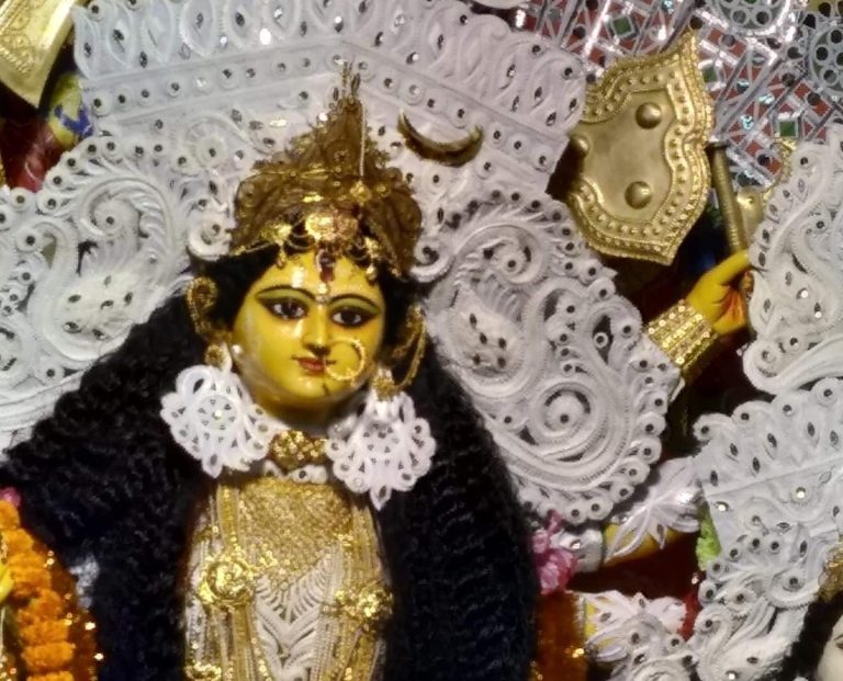 বনেদি বাড়ির পুজো: ষষ্ঠীর সন্ধ্যায় মায়ের মুখে জ্বলে ওঠে প্রশান্তির আলো