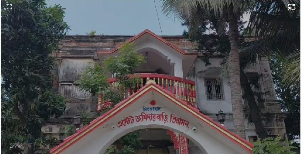 শূন্যে পাঁচ রাউন্ড গুলি ছুড়েই সূচনা হয় মালদহের সিঙ্গাবাদ রায়বাড়ির ঐতিহাসিক দুর্গাপুজোর