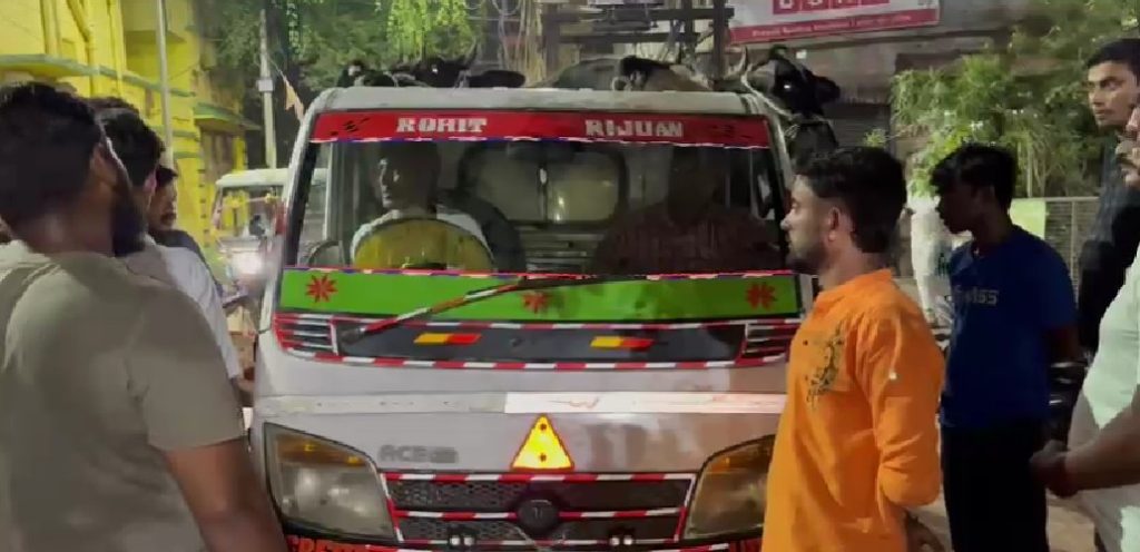 সিউড়িতে গরু বোঝাই গাড়ি আটক করলেন ভিএইচপি ও বজরং দলের সদস্যরা