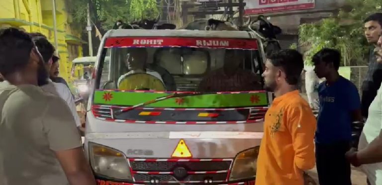 সিউড়িতে গরু বোঝাই গাড়ি আটক করলেন ভিএইচপি ও বজরং দলের সদস্যরা