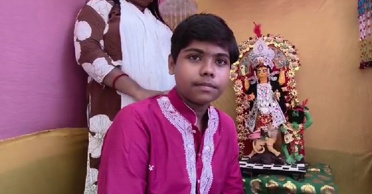 টিফিনের পয়সা জমিয়ে দুর্গাপুজো! নিজের হাতে প্রতিমা গড়ে, রুপোর গয়না পরাল শান্তিপুরের ছোট্ট সৌমাল্য
