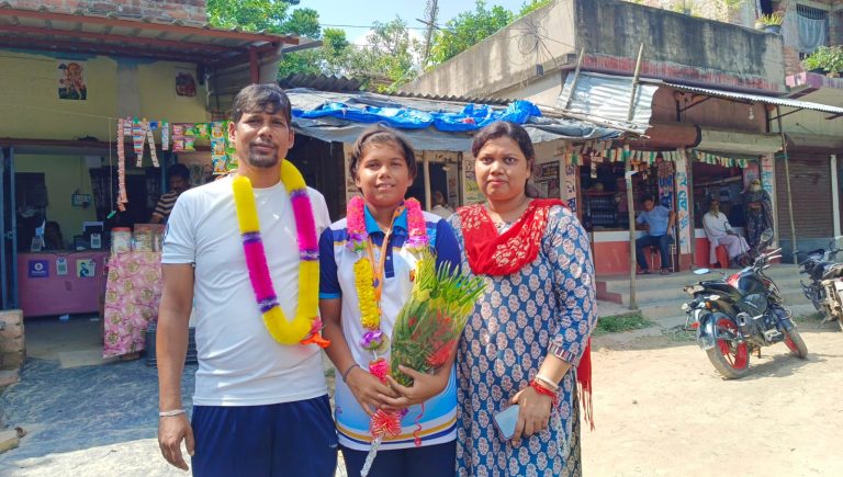 পা ভেঙেও হার না মানা জেদ, ১৪ বছর পর বাংলাকে অনূর্ধ্ব-১৬ জাতীয় ফুটবলে সেরা করল হরিশ্চন্দ্রপুরের সুদীপ্তা