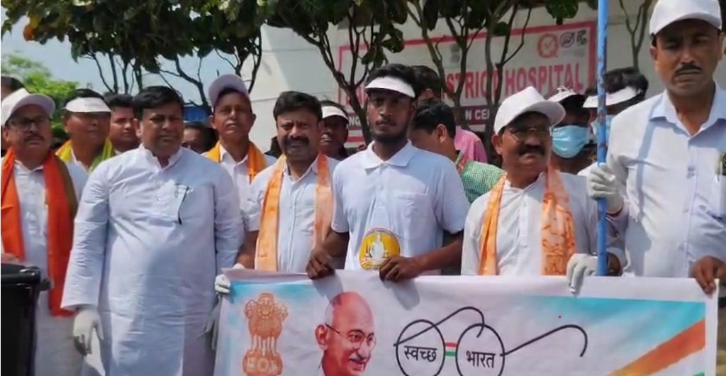গান্ধী জয়ন্তীতে বালুরঘাটের হাসপাতালে বেলচা হাতে স্বচ্ছতা অভিযান সুকান্তের