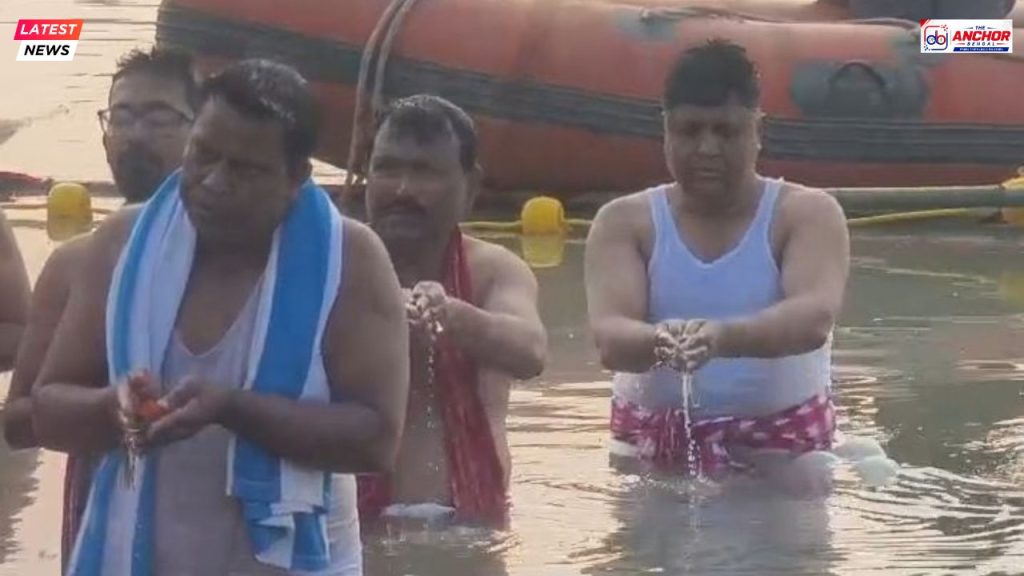 রাজ্যজুড়ে বিভিন্ন ঘাটে তর্পণের ভিড়