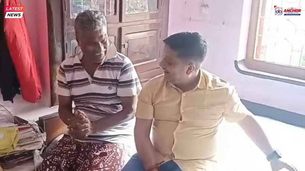 রাজনৈতিক সৌজন্য: আক্রান্ত সিপিএম নেতার বাড়িতে বীজপুরের বিধায়ক