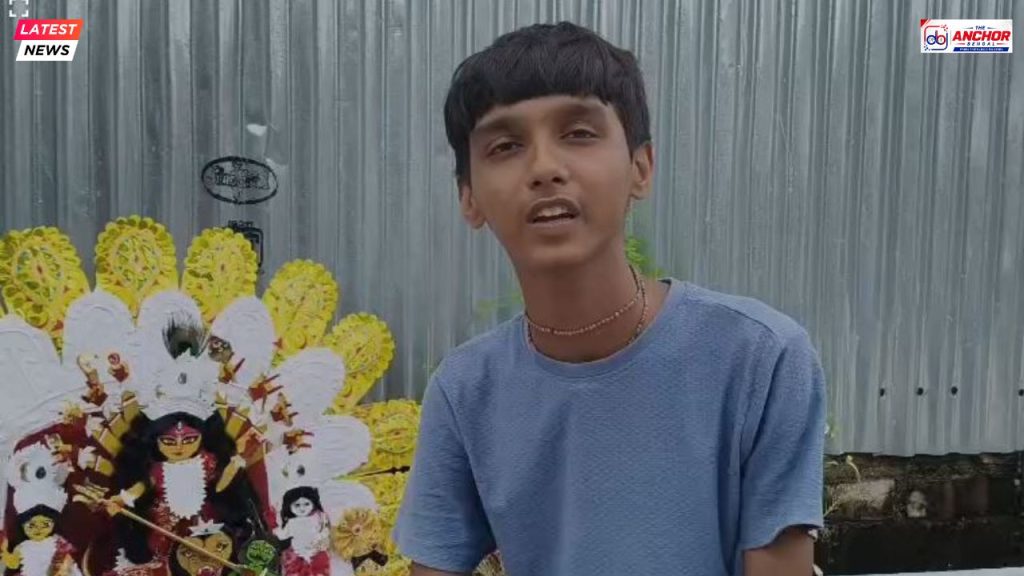 টিফিনের জমানো টাকায় কাগজের দুর্গা গড়ল কিশোর বিক্রম