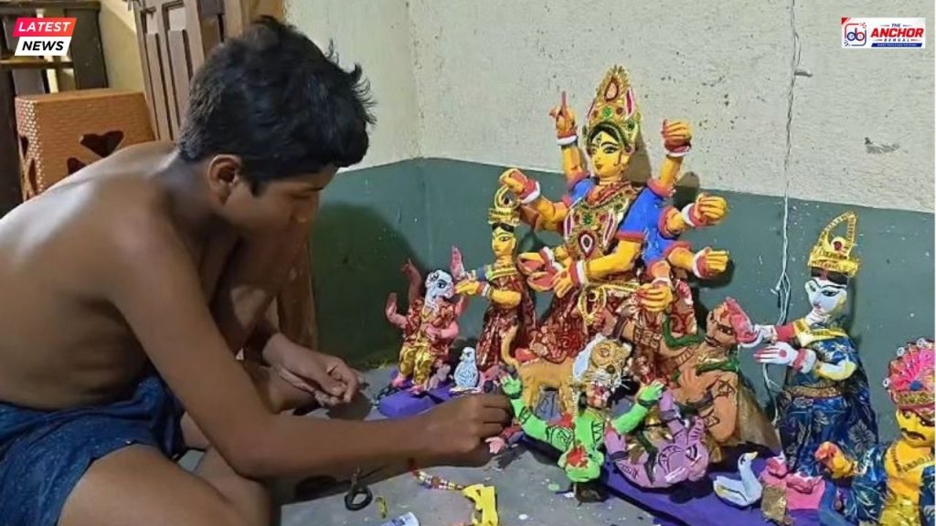  মালদহের ছোট্ট কিংশুকের হাতে জীবন্ত মৃন্ময়ী দুর্গা