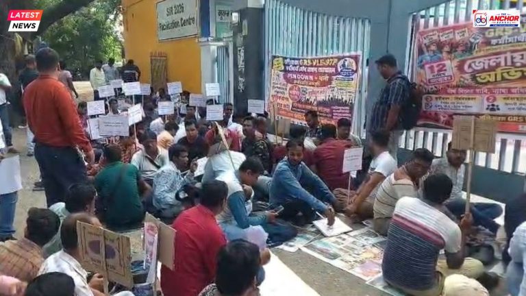মালদহের পঞ্চায়েতের অস্থায়ী কর্মীদের বিক্ষোভ