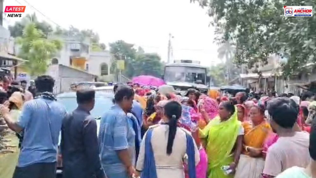 অন্নপূর্ণা ভাণ্ডারের টাকা না পেয়ে সড়ক অবরোধ, তুলকালাম