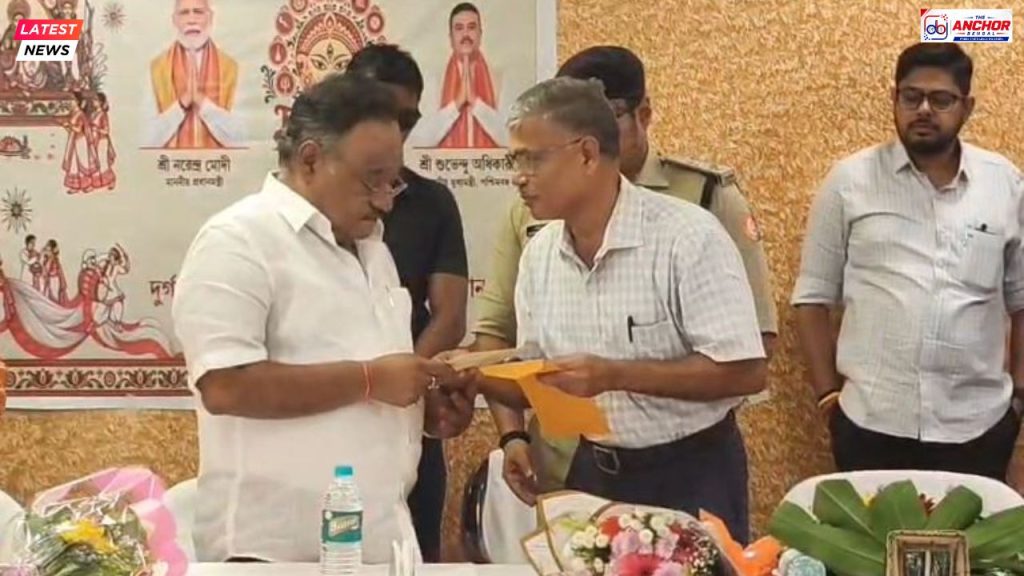 জনগণের ট্যাক্সের টাকা থেকেই অনুদান, পুজো কমিটির হাতে চেক তুলে বললেন শমীক ভট্টাচার্য