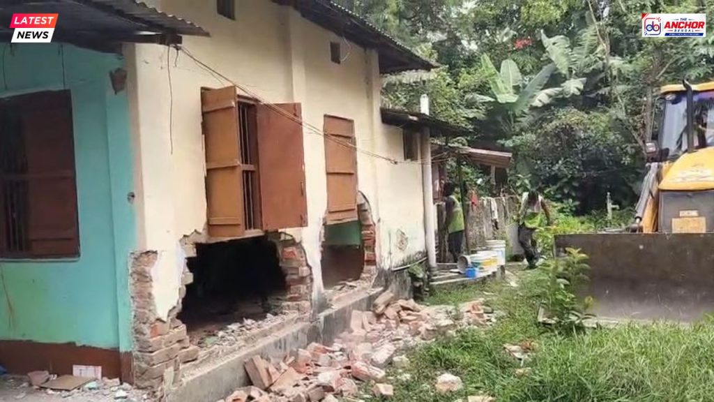 হাইকোর্টের নির্দেশ: ১৯৬৪ সালের বাড়ির একাংশ ভাঙল পুরনিগম